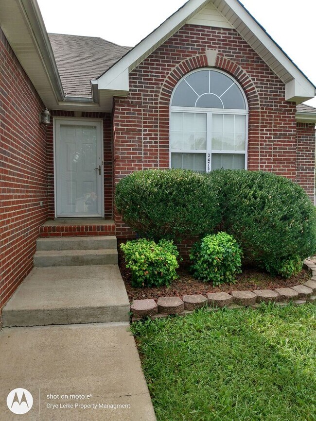 Building Photo - Lovely 3 bedroom home with bonus in a grea...