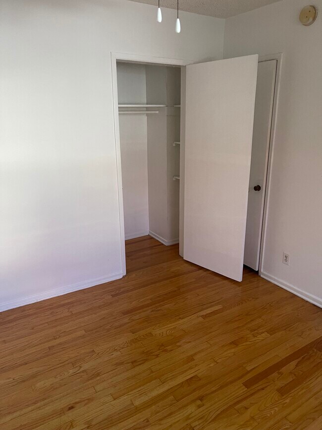Foto del edificio - 7625 Willoughby Ave