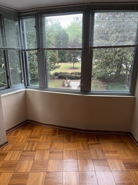 LR - 4200 Cathedral Ave NW
