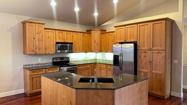 Building Photo - Luxury Living in Awbrey?Court: Your 4 Bed ...