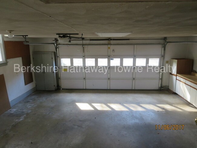 Building Photo - 6450 Bridle Way