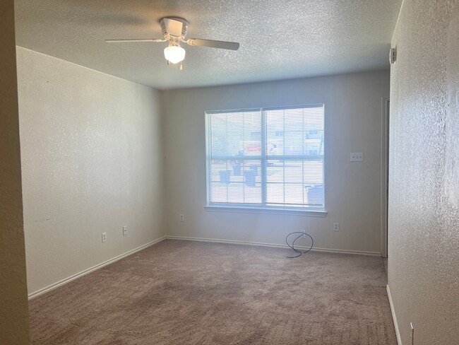 Building Photo - 3300 Hereford Ln