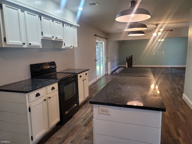 Building Photo - 4 br, 2 bath House - 4549 South Washington...