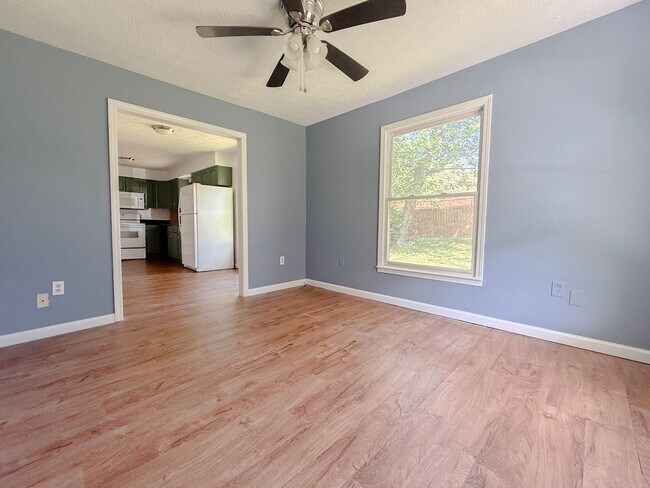 Foto del edificio - Charming 2-Bedroom Home with Fenced Yard + Covered Back Porch in the Heart of Cookeville