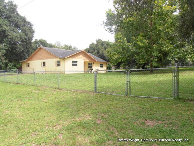 Building Photo - RANCH STYLE HOME WITH A FENCED YARD IN DAD...