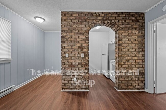 Building Photo - 1215 Mosstree Rd