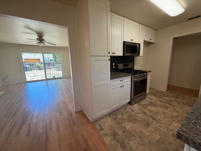 Foto del edificio - 4 bedroom house in Orangevale on a huge lot