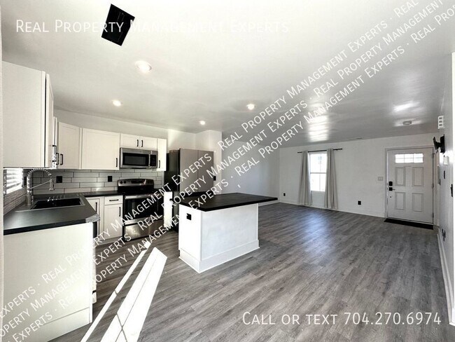 Building Photo - Beautiful 3BR/1.5BA home in Charlotte!