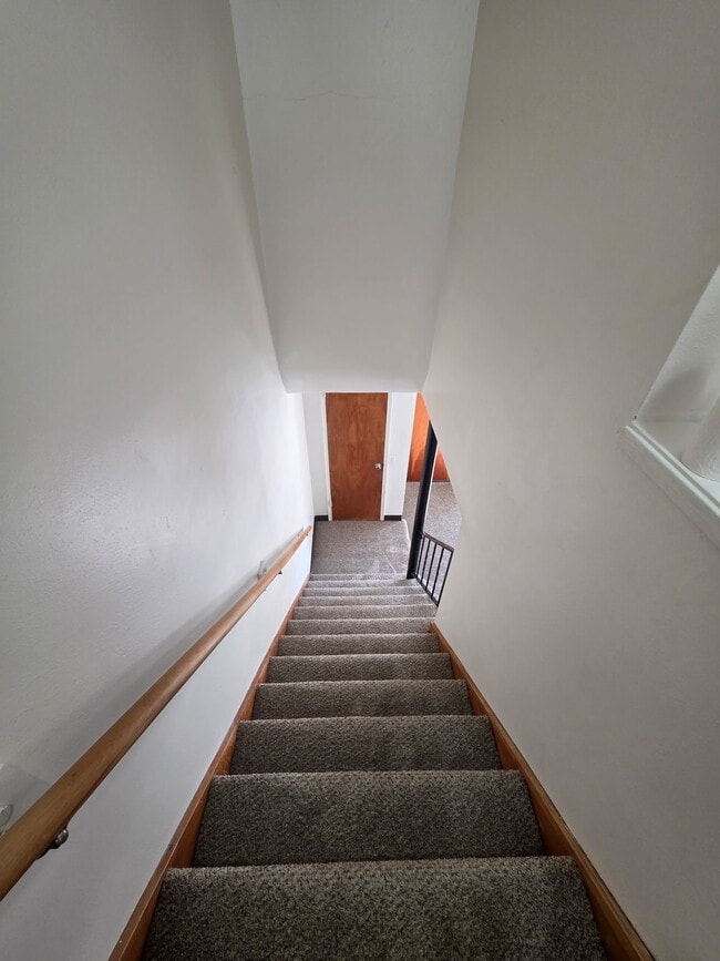 Building Photo - 702 8th Ave N