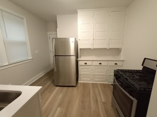 kitchen - 1057 Wayburn St