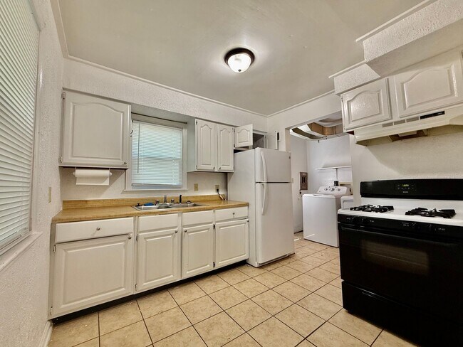 Foto del edificio - 621-623 E 63rd Terrace