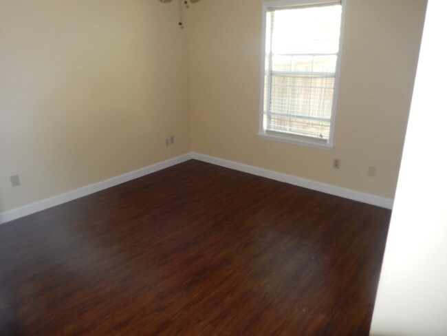 Building Photo - 9620 N Cardinal Dr