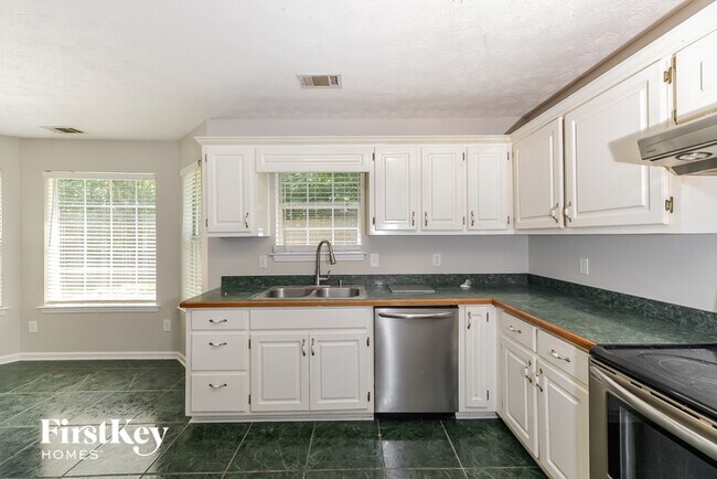 Building Photo - 245 Cypress Dr