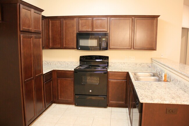 Building Photo - Charming Quad Located On Cul-De-Sac East o...