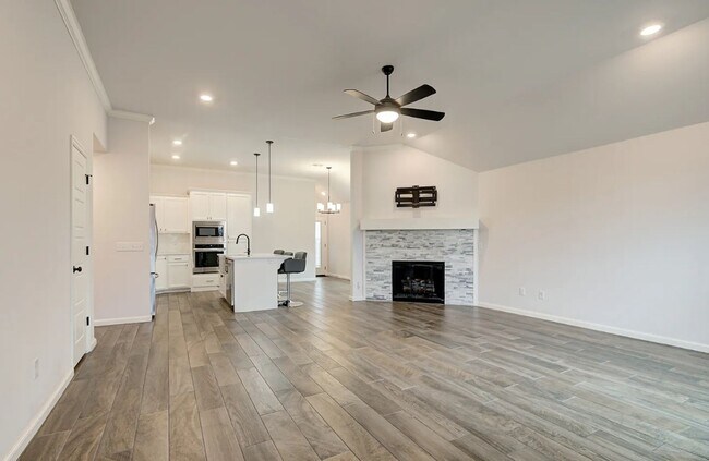 Building Photo - 4 Bedroom 2 Bathroom home with all appliances included