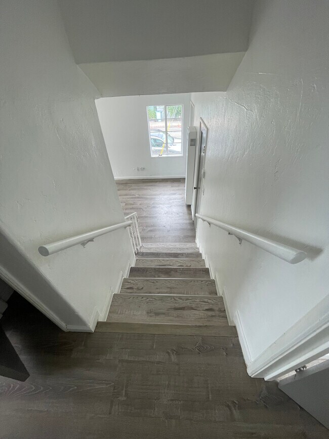 Escalera al dormitorio - 1115 Dwight Way