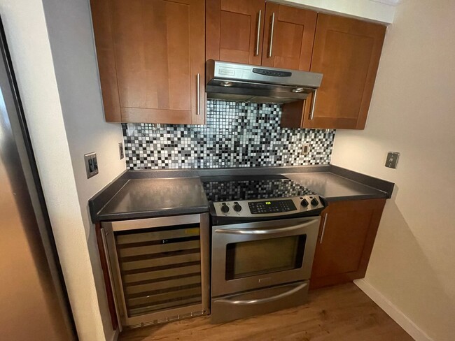 Building Photo - Updated Condo in the Heart of Beaverton - ...