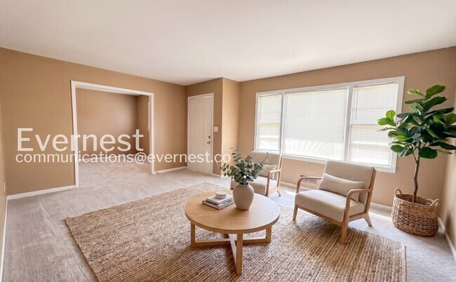 Foto del edificio - 4 Bed, 2 Bath Home with Fenced Yard / Available Now!