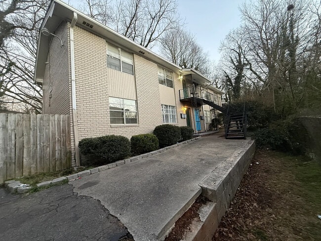 Building Photo - Room in Apartment on Dunlap Ave