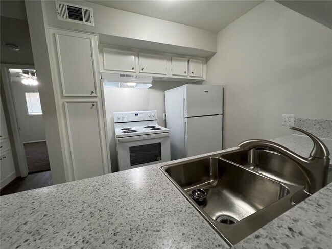 Foto del edificio - 321 E Cedar St
