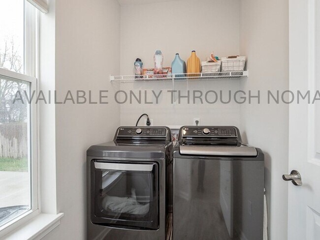 Building Photo - 3 Bedroom Single Family Home Next To The C...