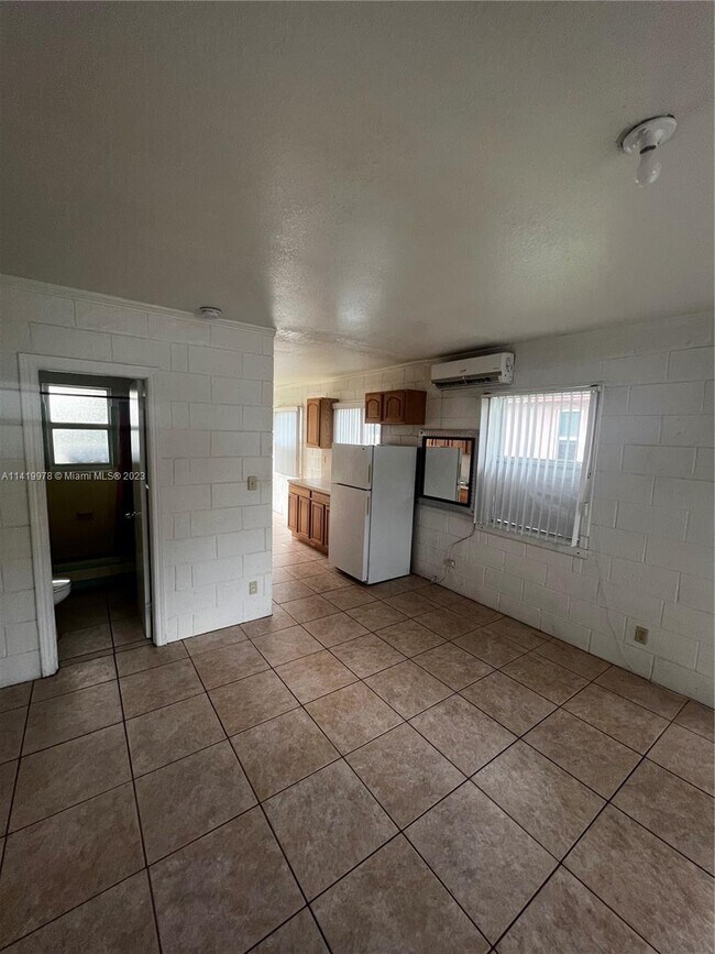 Building Photo - 1420 SW 41st Ave