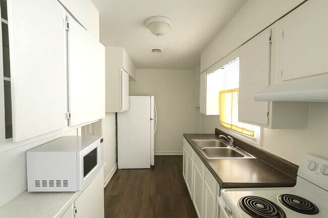 Building Photo - 2307 N Catherwood Ave