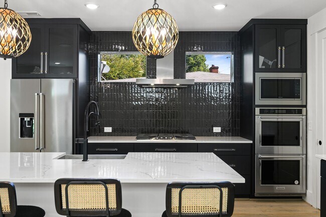 Foto del edificio - 4-bedroom, 4-bathroom Custom Home in Durha...