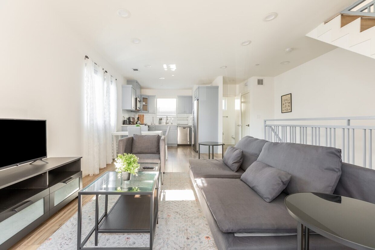 Primary Photo - 1233 West 39th Street