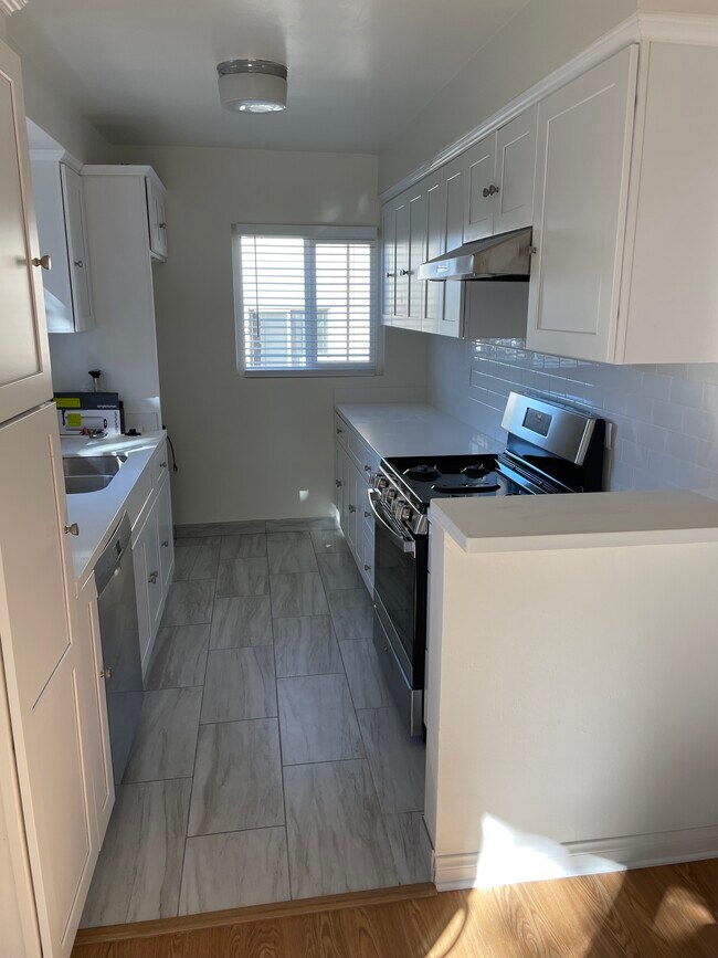 Foto del edificio - 8437 Blackburn Ave