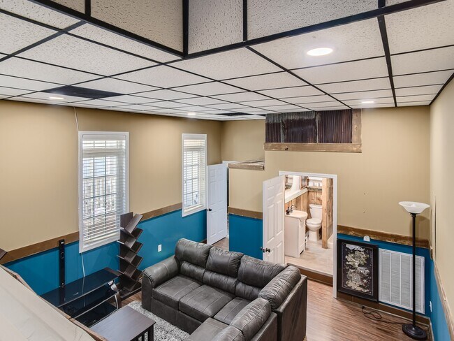 Building Photo - 6971 Sunnywood Dr