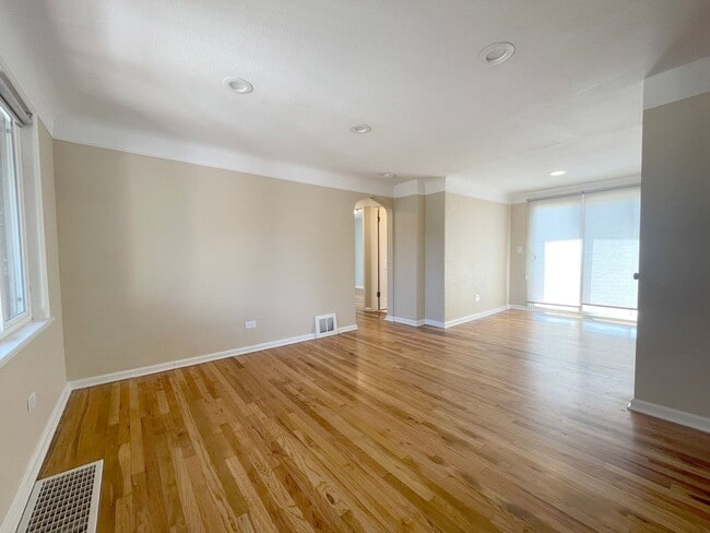 Building Photo - Gorgeous 4-bedroom home with finished base...