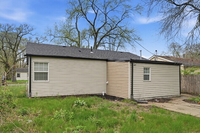 Building Photo - 3-Bedroom Home Minutes from Miller Beach & the Indiana Dunes