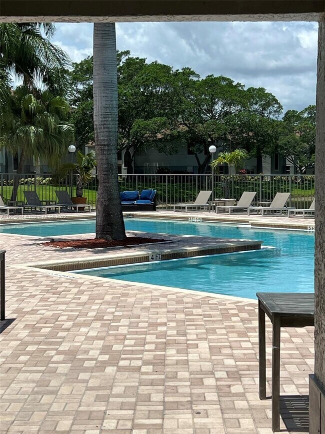 Foto del edificio - 1401 Village Blvd