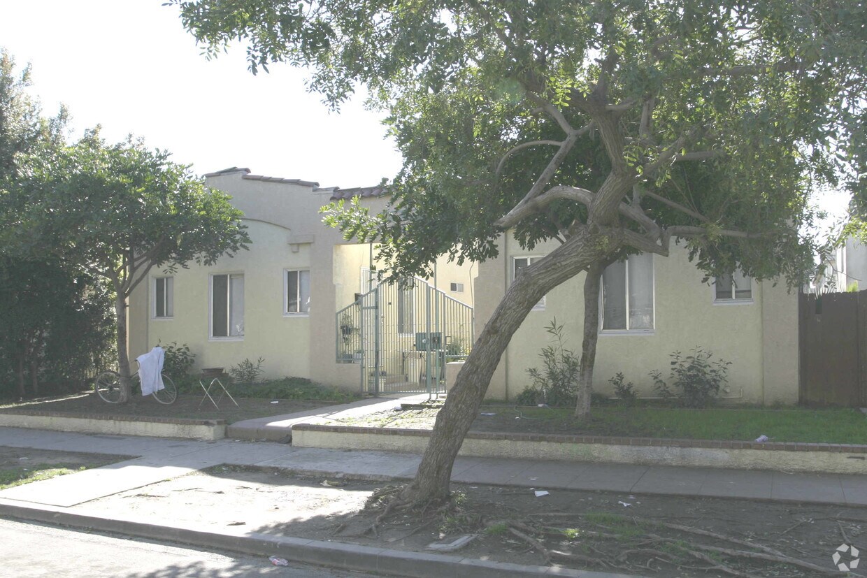 Foto del edificio - 2652-2728 E 15th St