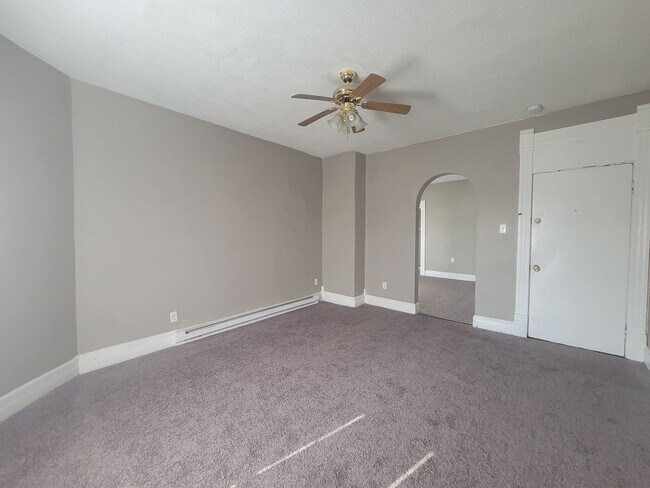 Building Photo - 924 W 5th St