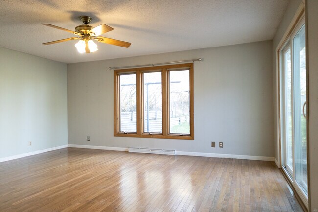 Foto del edificio - 619 W Baraga Ave
