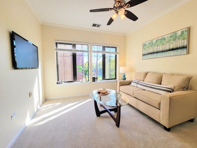 Building Photo - 1075 E Victory Dr