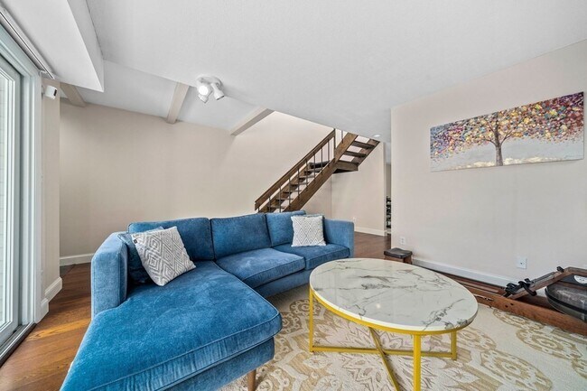 Building Photo - 15 Fresh Pond Pl