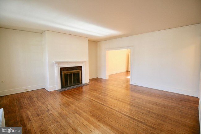 Building Photo - 853 W University Pkwy