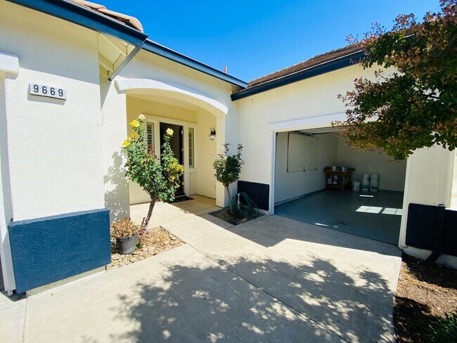 Building Photo - East Elk Grove Beauty!