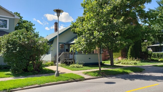 Building Photo - 1023 18th Ave SE