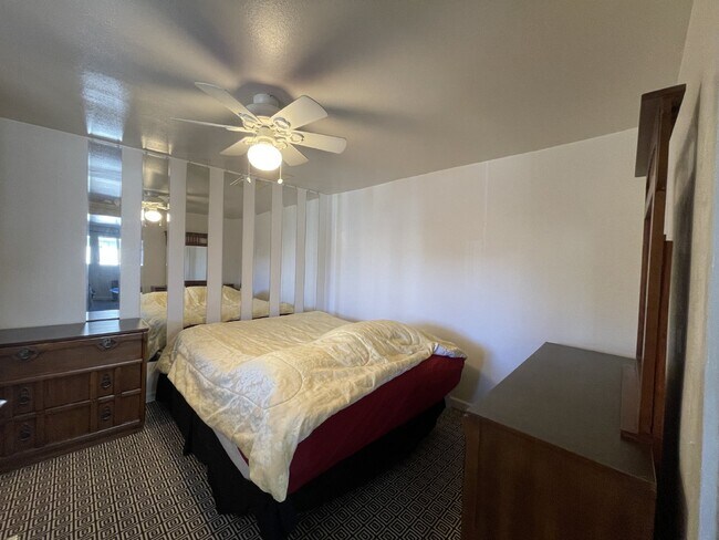 Foto del edificio - Furnished 2 bedroom 1 bath condo with yard