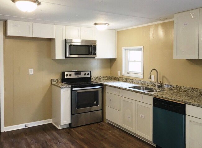 Building Photo - 1051 Sims Dr