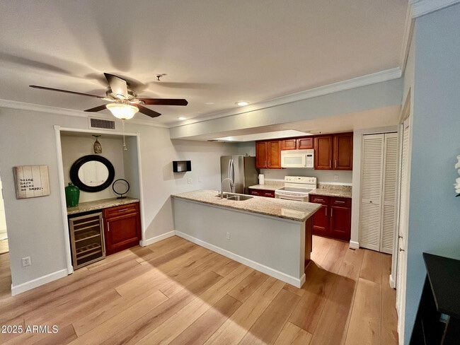 Foto del edificio - 7777 E Main St