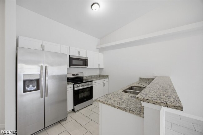 Building Photo - 1426-1428 Cape Coral Pkwy W