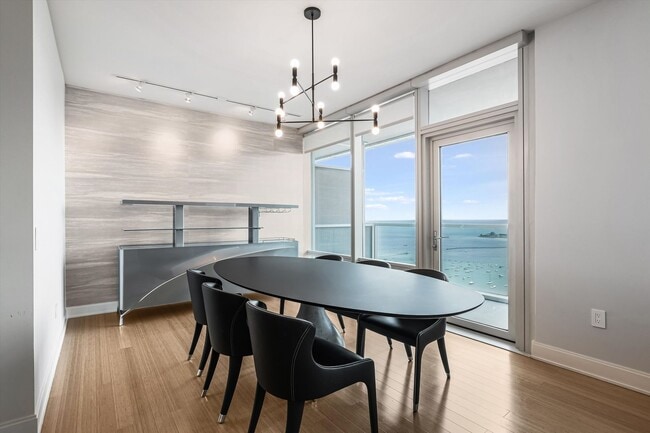 Building Photo - True Luxury Living_2b2b Condo at 340 On The Park