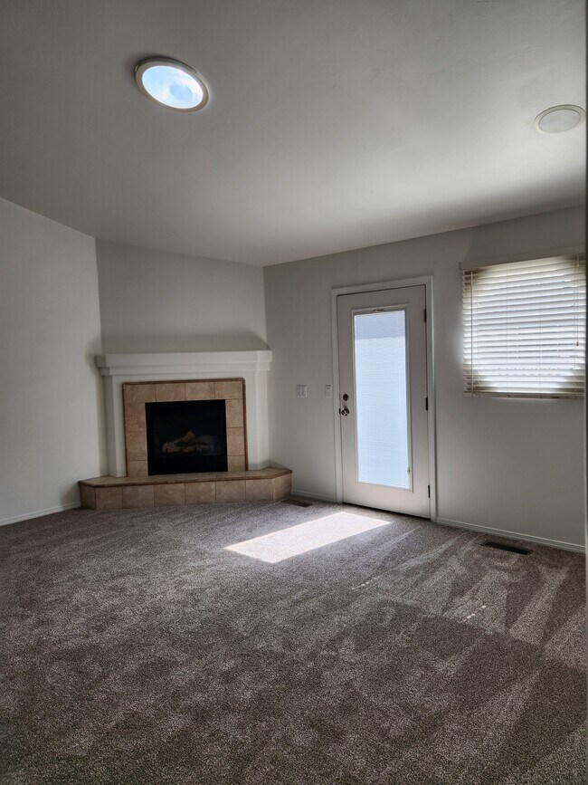 Chimenea del salón - 411 Federation Rd