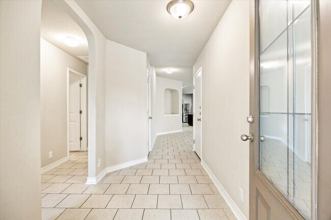 Foto del edificio - Large, 4 bedroom single story in a beautiful community full of amenities for you to enjoy!