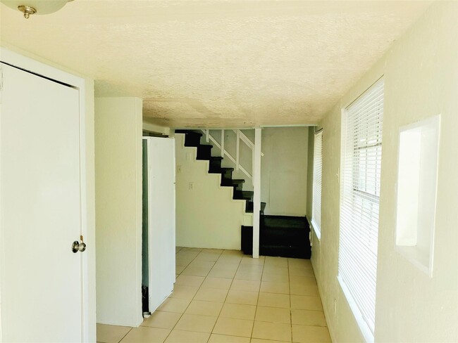 Building Photo - 900 Mohawk Dr